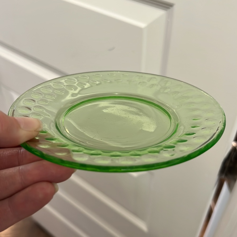 1930s Depression/ Uranium Glass Set of 5 Federal Raindrop Pattern Dessert Plates - Picture 5 of 7